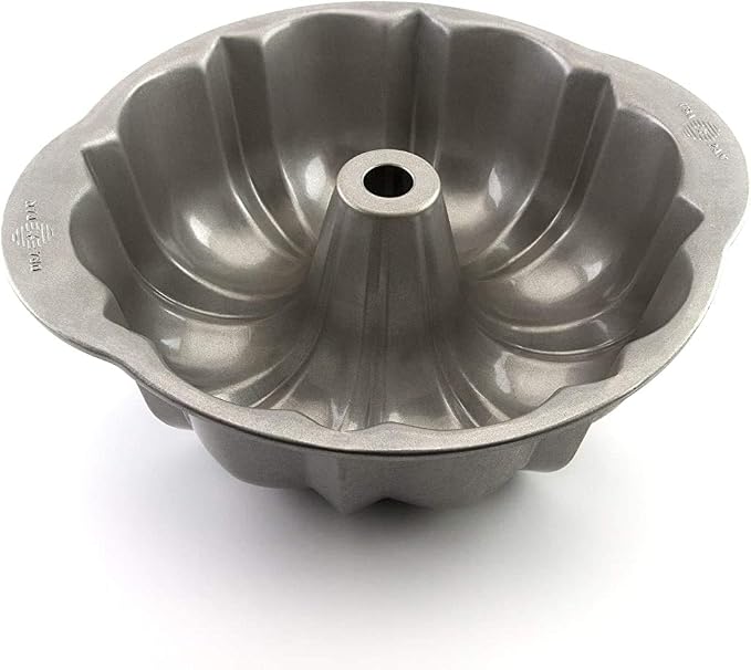 USA Pan Bakeware Nonstick Fluted Tube Cake Pan, Aluminized Steel 10-Inch by USAPan