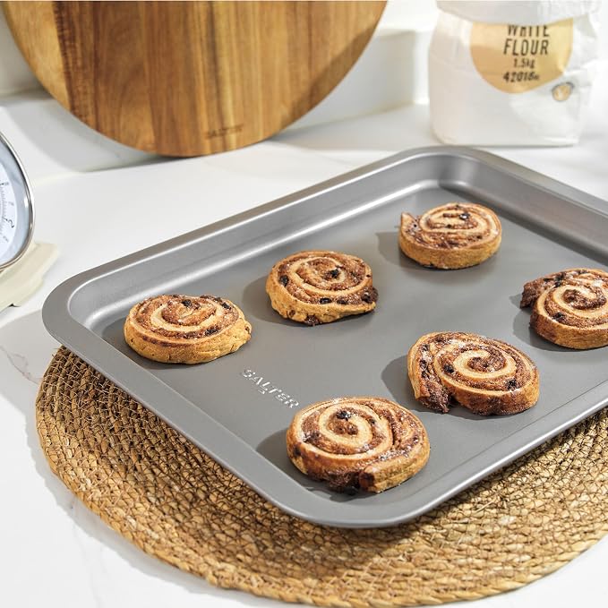 Salter Essentials 41 cm Baking Tray – Non-Stick Coating, Rectangular Oven Sheet, Dishwasher Safe, Easy to Clean, Made in The UK, Durable Chip/Cookie Tray, Lightweight, PFOA-Free, BW13667 | Carbon Steel Construction, PFOA-Free Coating, Dishwasher Safe, ... - Image 5
